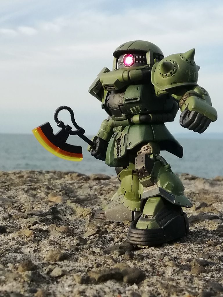 夕日が当たると、モノアイも電飾したかのように光ってくれました♪