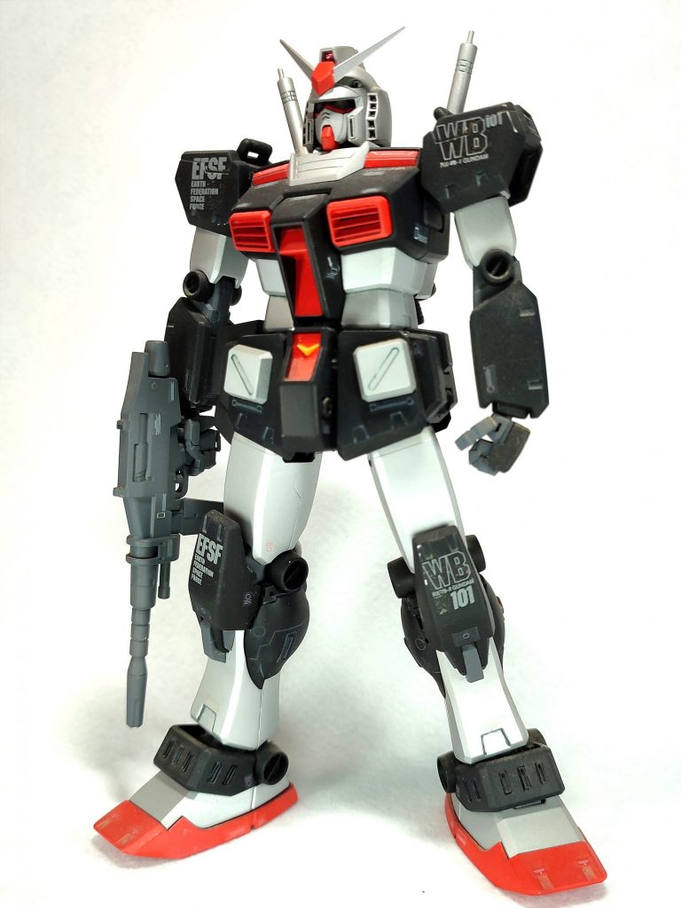 全体像この当時は「プロトタイプガンダムの白色はメタル地むき出しの銀色でしょ」っていう持論があって実際シルバーで塗装しています。今とは違ってエナメル塗料でスミ入れをおこなってます。機体のデカールは102から101に変更。ガンダムデカールを2枚使用して張り合わせて作っています。同様にG3も作ろうと思ってたのですが、