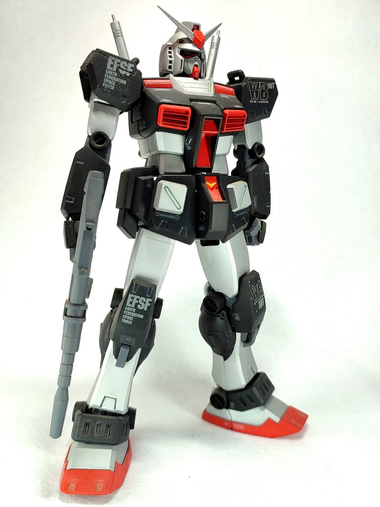 ななめ前変更点は、アンクルガード、右腰のホルスター、ビームライフルです。特徴的な下腕部はイラストではノーマルタイプのままだったのでそのままで制作しています。