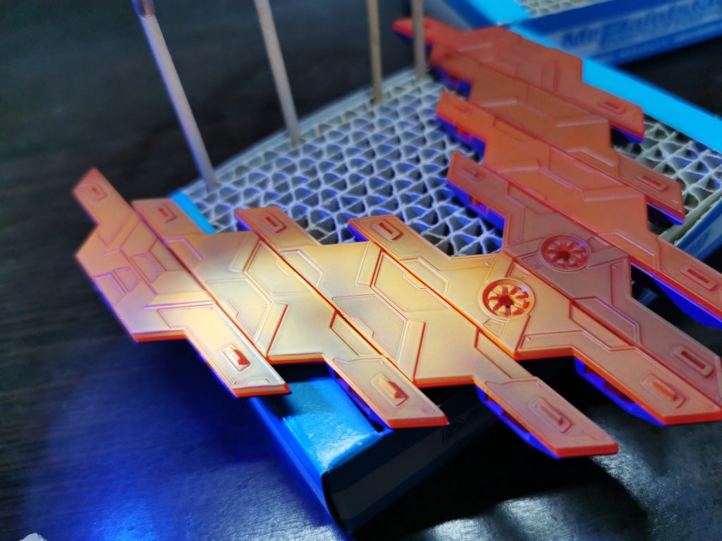 サイコプレートを蛍光オレンジで光るようにして「光ってるときは月っぽく。」明度を少し下げて「光ってないときは妖しい」ような感じにできたんじゃないでしょうか！