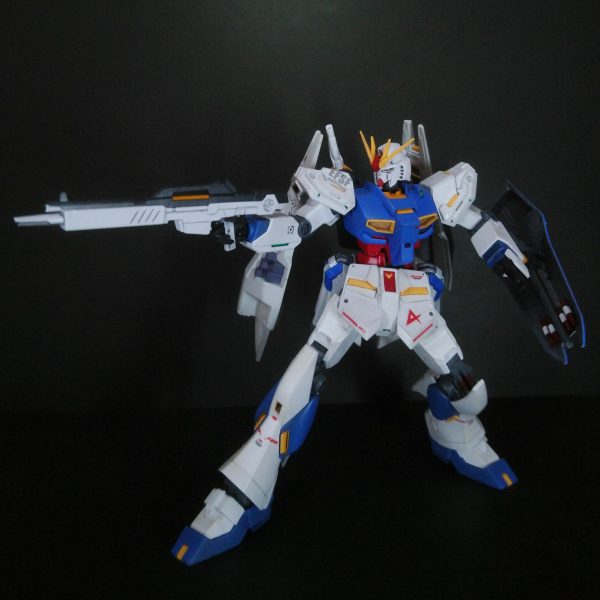 νガンダム　シールドブースター装備