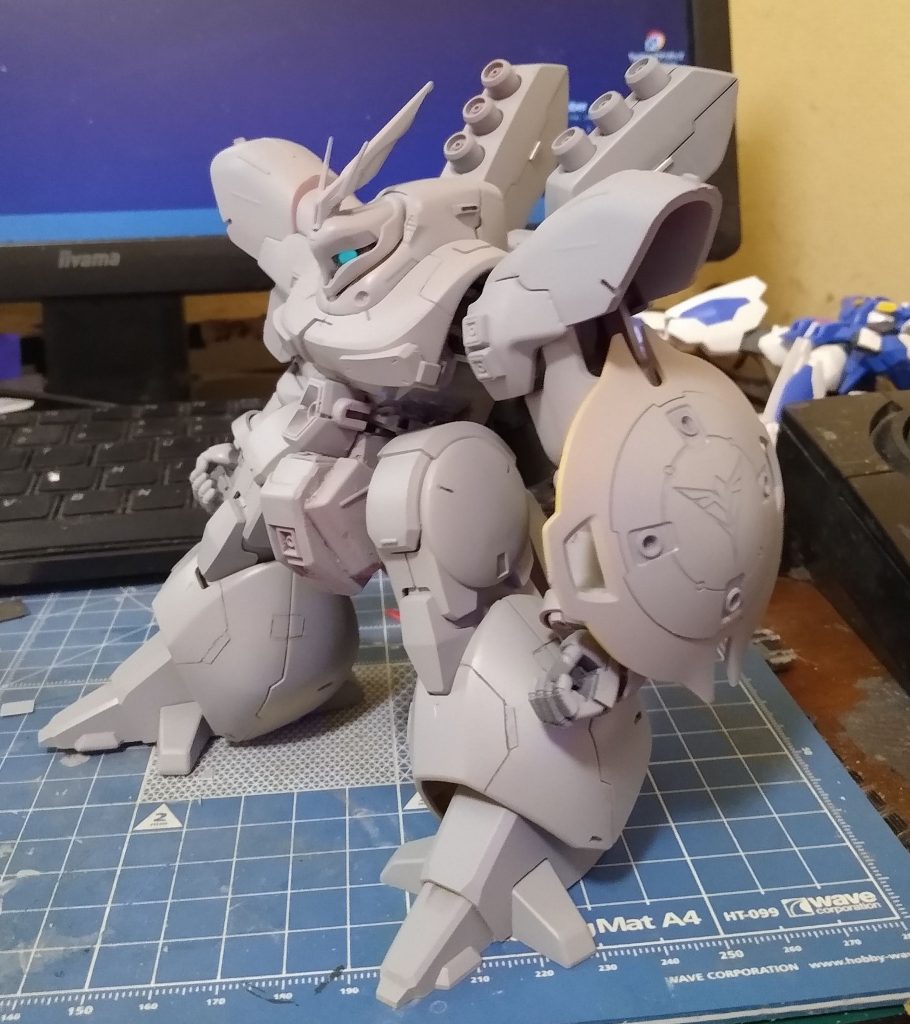 腰と股間をサザビーのパーツを利用してサザビー感を出しました。