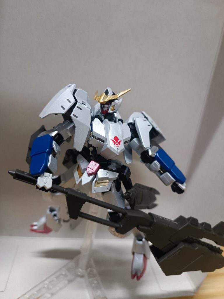 ポージングが難しい!ガンダムフレームの可動域は無限大ですが、武器が重くて関節どころじゃないです(笑)