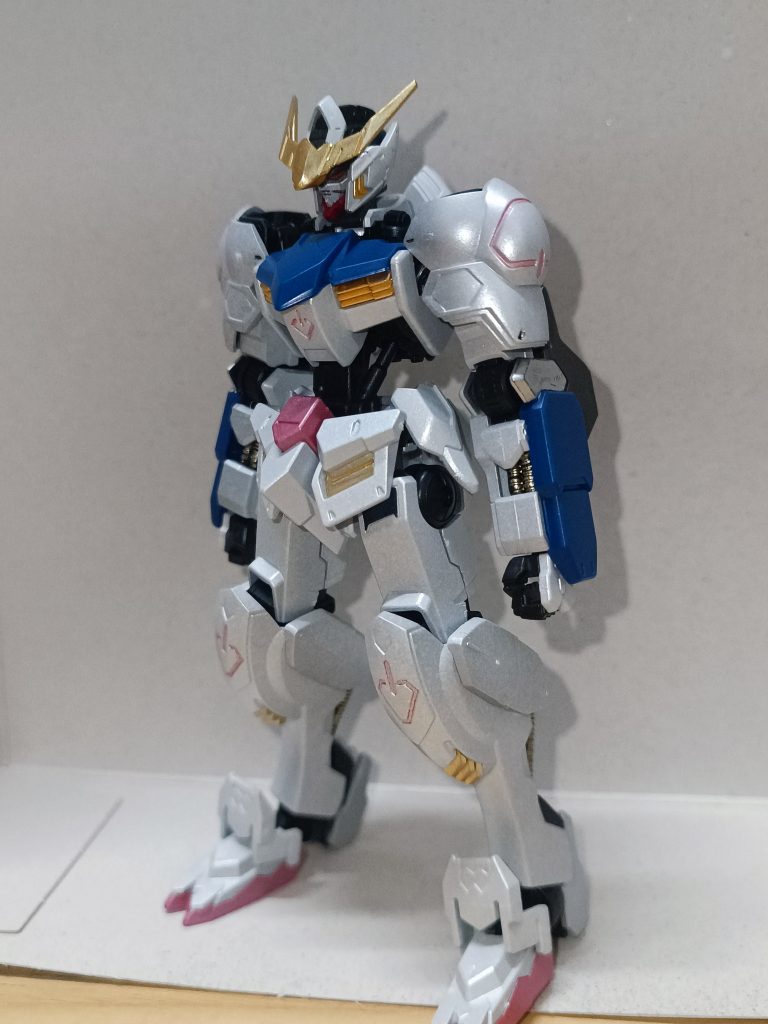 パーツの差し替えで第五形態へ。目が赤い。本当は緑なんですがシールが嫌だったので赤にしましたが、暗くて分かりづらいですね(汗)