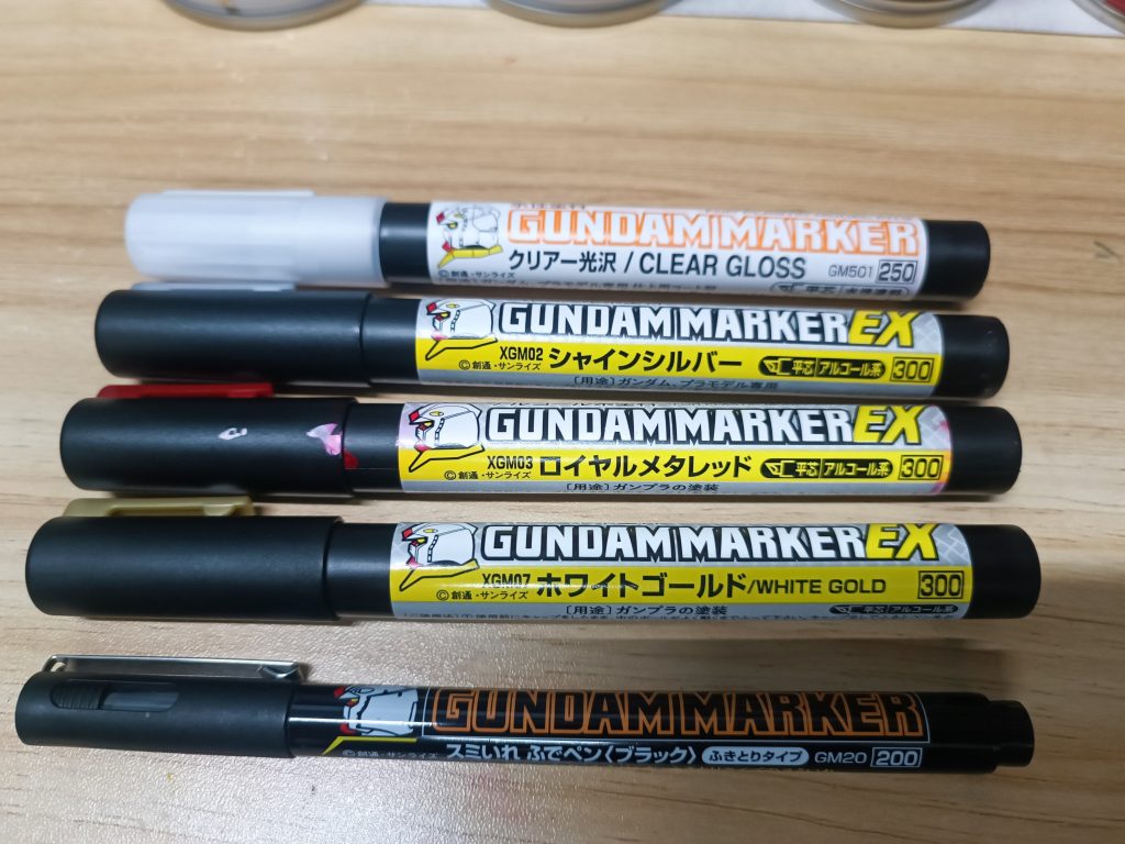 細かい所は安定のガンダムマーカーです。途中、ホワイトゴールドとロイヤルレッドが混ざってホワイトゴールドの芯が侵食されて大変なことになりました(笑)ホワイトゴールドの芯をぶっこ抜いて、消しペンに刺して、液を出しまくったら何となく良くなりました。ホントに焦った。