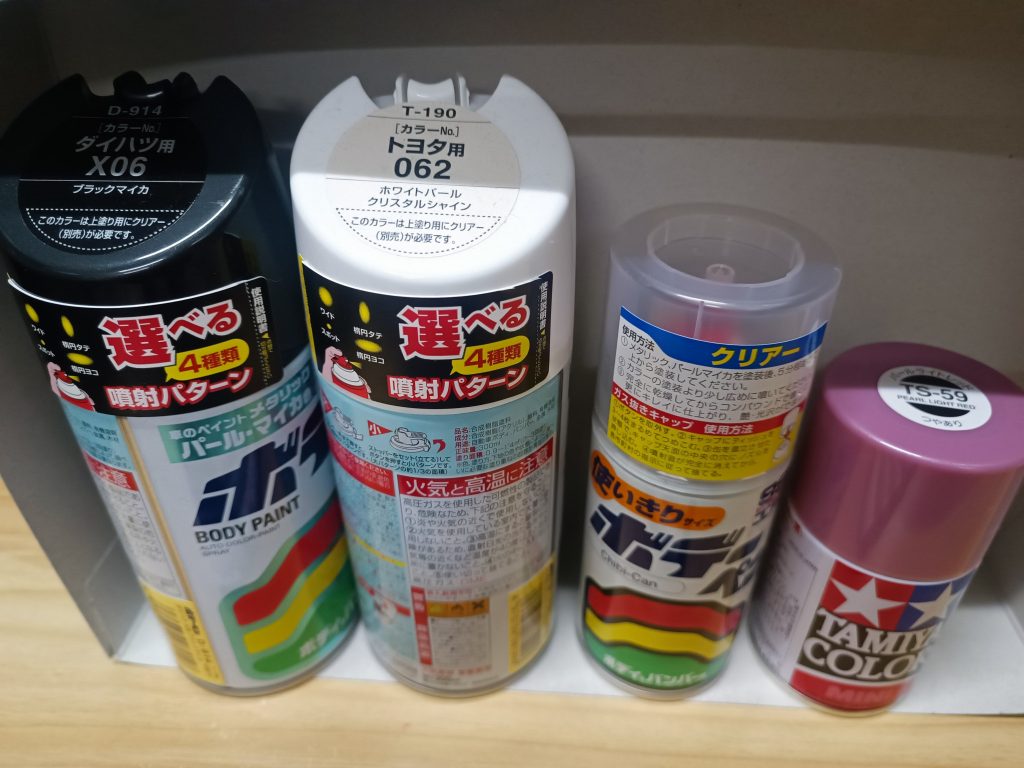 フレームは、99工房のブラックマイカ白のパーツは、ニッペのシルバーメタリックを下地に99工房のホワイトパールクリスタルシャイン赤のパーツは、タミヤのパールライトレッド全体的にクリアー吹いてます。ニッペを撮ってないやーーん/(^o^)\