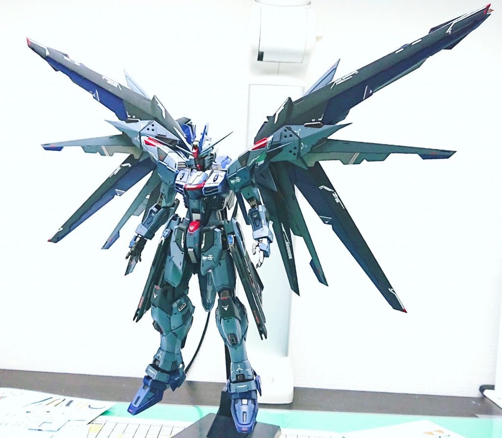 所々ディテール追加や延長を施し、カラーリングもプロヴィデンスに近づけて悪役の機体にふさわしい禍々しさを目指しました。武装や他のポージングの写真はまだ撮影できていませんが、もし要望があれば追加したいと思います。