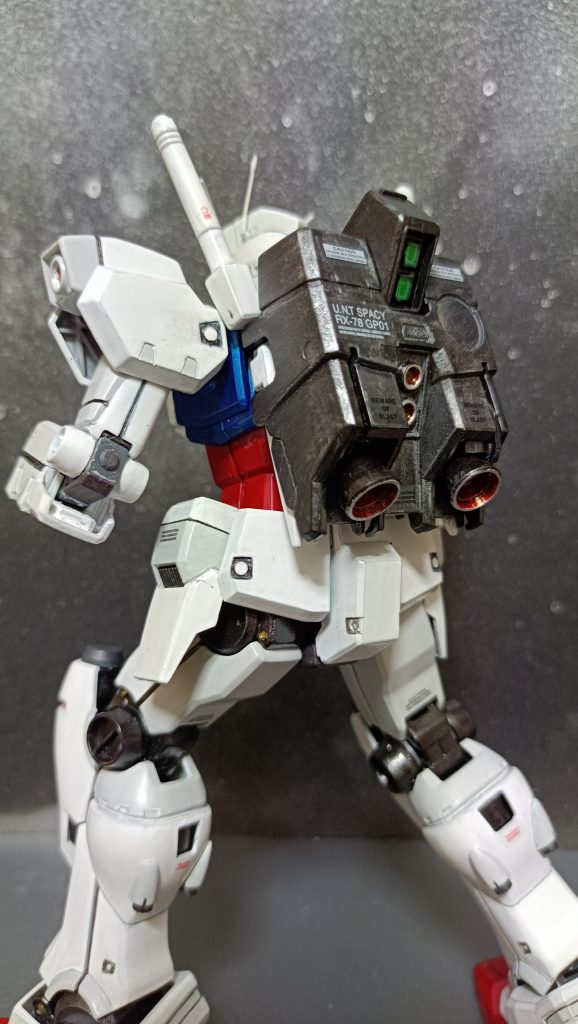 おまけのバックショットです。バックパックが想像以上に大きいことに驚きました。劇中では、フルバーニアンの特徴的なスラスターは、かなり印象に残っていましたが、重力化仕様での後ろ姿は描写が少なかったのかあまり印象に残ってなく、RX-78-2のバックパックぐらいの大きさと思い込んでいたせいですかね。