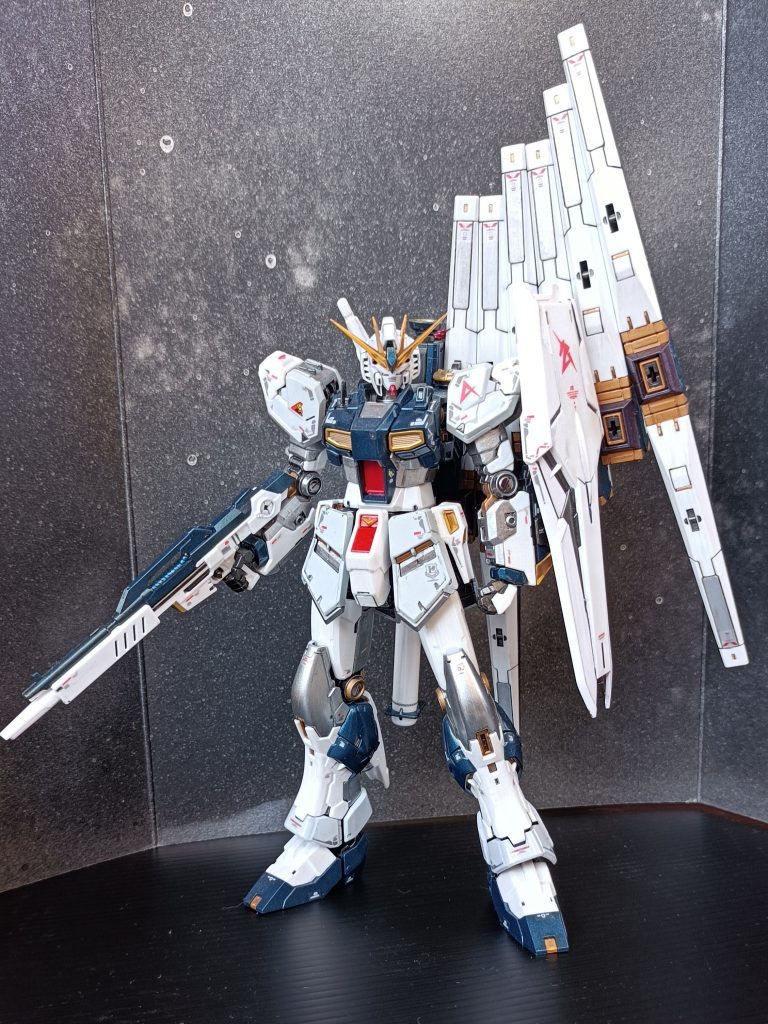 フィンファンネルを装備しても自立できるって、やっぱりνガンダムは伊達じゃない！