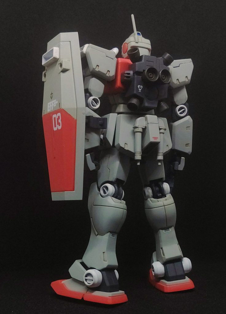 バックパックはヤフオクで入手したジム・コマンドのものを、上下を詰めて無理矢理取り付け。塗装は缶スプレーのガルグレーに、赤は水性ホビーカラーを調色したものを筆塗り。何を混ぜたか忘れましたが、廃盤の蛍光オレンジを使っています。