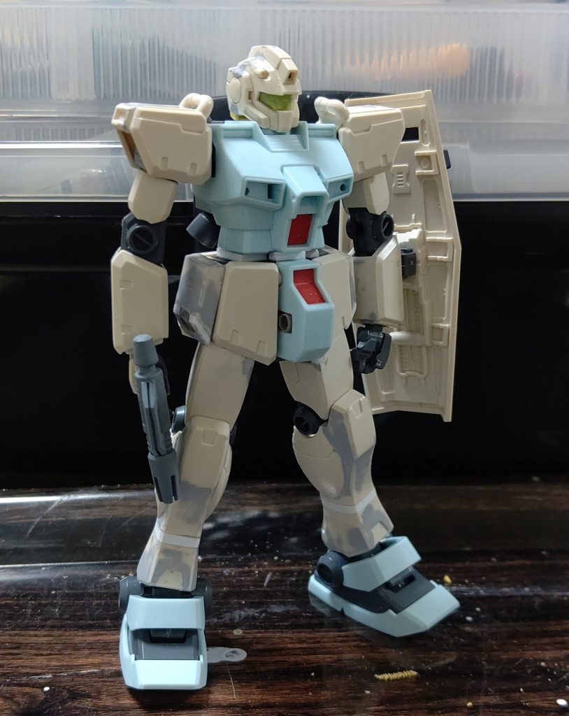 サイドスカートにノズルを着け、腰と股関節とスネで各2ミリ延長した以外は、基本的にキットのままです。パーツを切断しての延長工作はこれが初めてでしたが、キットとプラ板とパテ・瞬着を均一に整えるのは難しいものですね。今回一番苦労したところです。