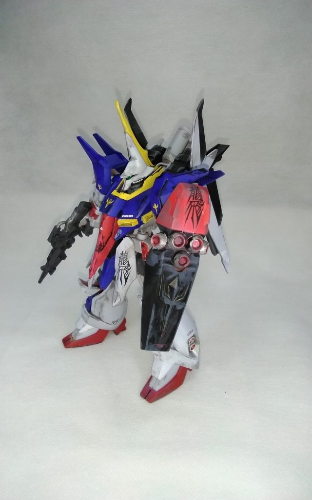 腕がないので盾のエンブレムは塗り分け断念塗装のみだとのっぺりしたのでエッジに汚し