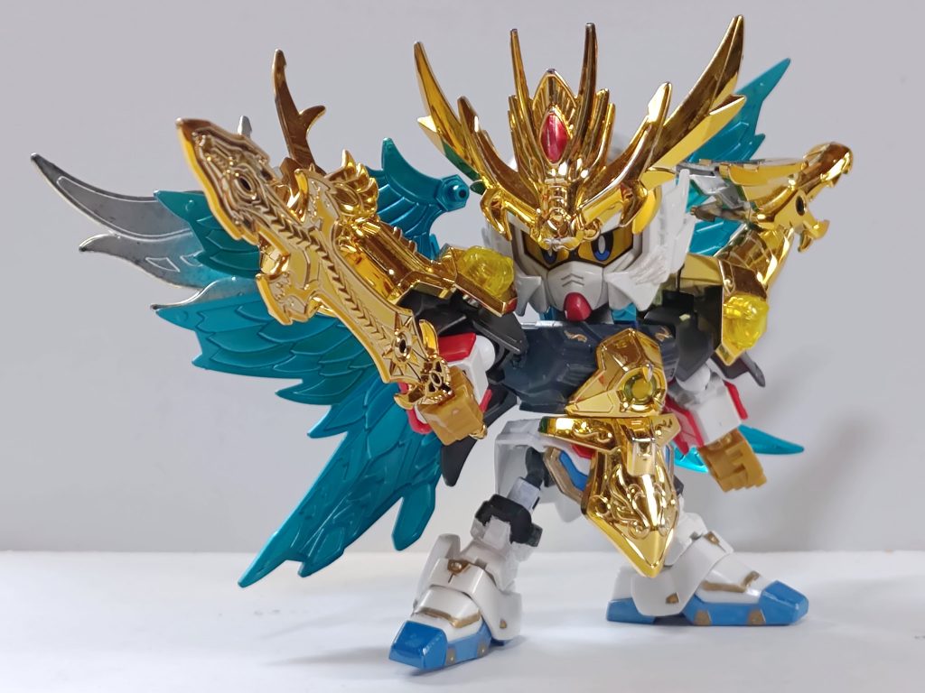 龍帝剣に選ばれた者でもあり、彼が持つことで黄金に光り輝く。