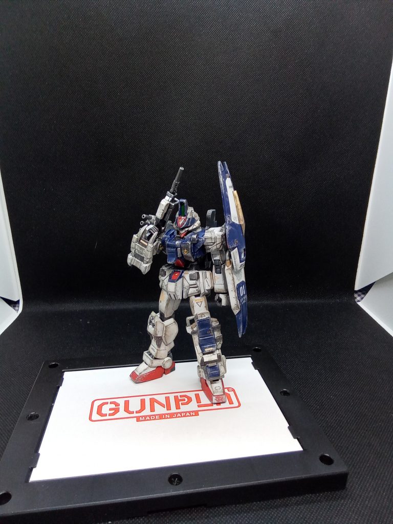 肩部シールド変形ラージシールドモード+100mmマシンガン装備状態右腕には なんとなくクローを装備 ショートシールドとしても使用できます。頭部は長距離対応センサー装備型ヘルメット装備割れると中からガンダム顔が出ます