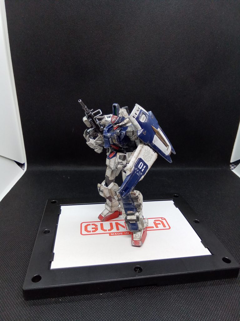 シールド三枚を使って上半身を鉄壁の守り【シールド破損姿勢制御】スキル付でシールドを破壊されてもヨロケない仕様左足にもシールド右足も見えにくいですが 追加装甲でシルエット変更