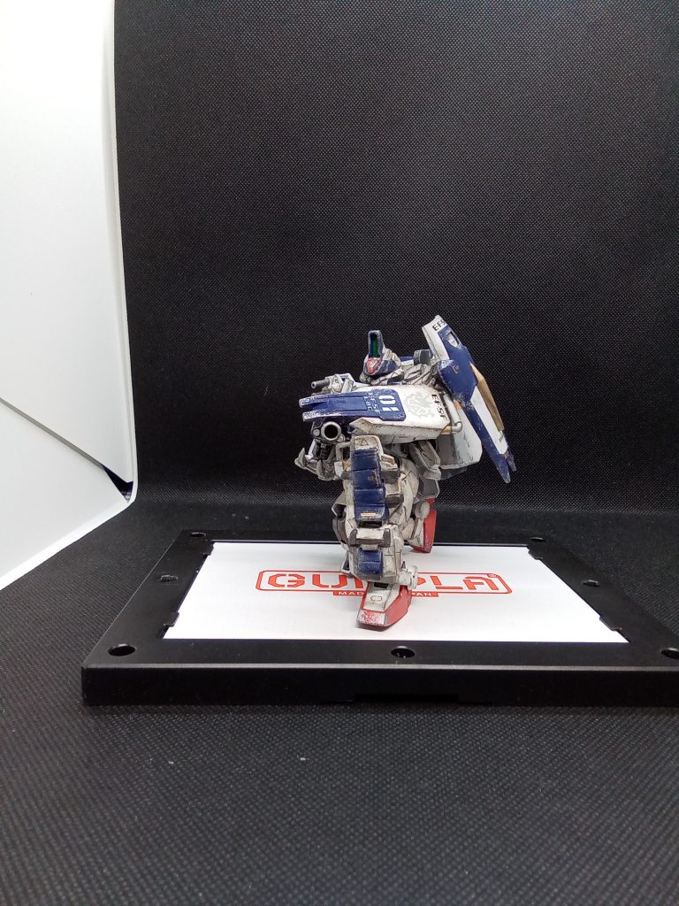 左足シールドを利用してのかがやき撃ち状態正面に射撃する際は銀色部分に銃身をのせられるようにしてあります。この射撃体勢では正面からの攻撃には鉄壁の防御力