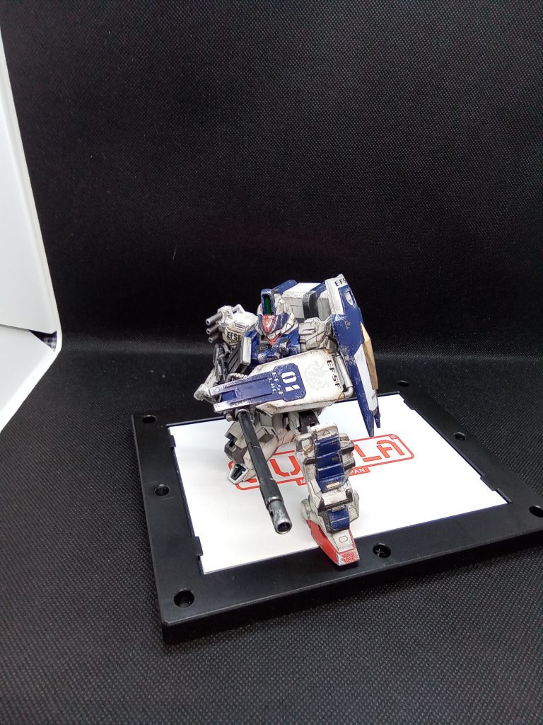 しゃがみ撃ちが格好よい陸戦型ガンダム今回は個人的な好みと考察で追加装甲を付けてみました。追加装甲は ・明らかに被弾が増加するだろう左足にシールド装備・接地する右足に保護用アーマー・弾薬が詰まって被弾すると危ない上半身に増加装甲(マルチプルランチャーとバルカン使用時はパージ)・足と上半身に装甲を付けてバランスが悪くなった両肩とスカートの形状変更・なんとなく右腕にクロー付シールド・V字アンテナが嫌いなので頭部を変更(中にガンダムの頭は入っています)・余ってたので右肩にスモークディスチャージャ 左肩にシールド設置となっています。