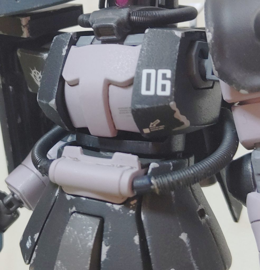 オマージュとして絶対やっておきたかったのが、パイプスプリングと、角張った胸です。とにかくこれがやりたかったので、こんな拙い出来ですが満足しています。