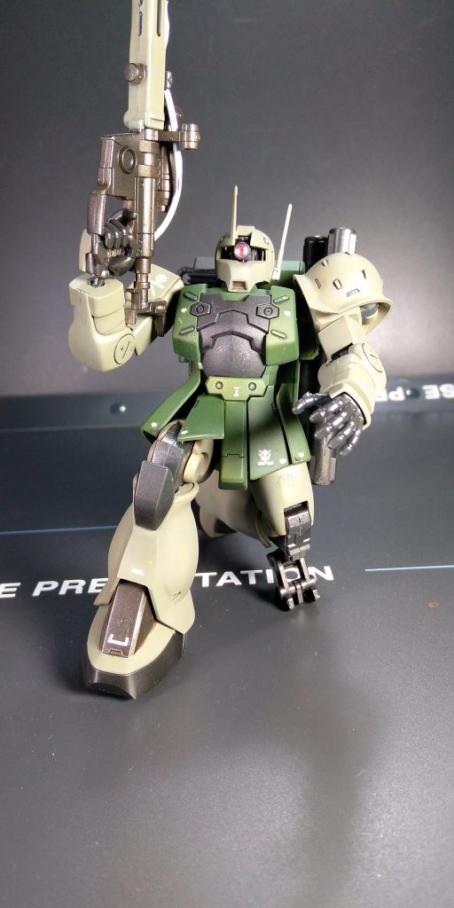 完成後の狙撃ポージングをしようとして発覚!狙撃時の膝たち固定装置が左右逆の取付により狙撃ポーズが取れません!しかも大腿部の合わせ目消しを間接部をマスキングして頑張って尚且つ通常の膝部も接着したので諦めてそのままで仕上げました。