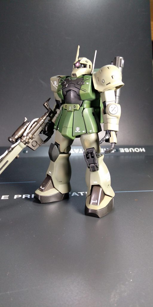 本体はザクⅠベースでシンプルな為、取説も見ないでサクサク分解し相変わらず適当な合わせ目消しにてスピード重視で作成しましたら、致命的なミスを犯していました!スピード重視の為半乾きで大腿部を触ってしまい塗装が剥げました。