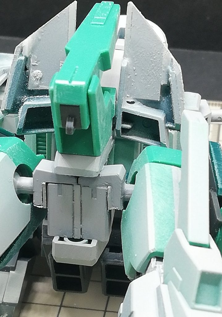 スネから太ももを1mm幅まし。股関節もジャンクパーツに差し替え1センチ近く幅増し。あとはフロントスカートにプラ板貼り足して大型化してます。