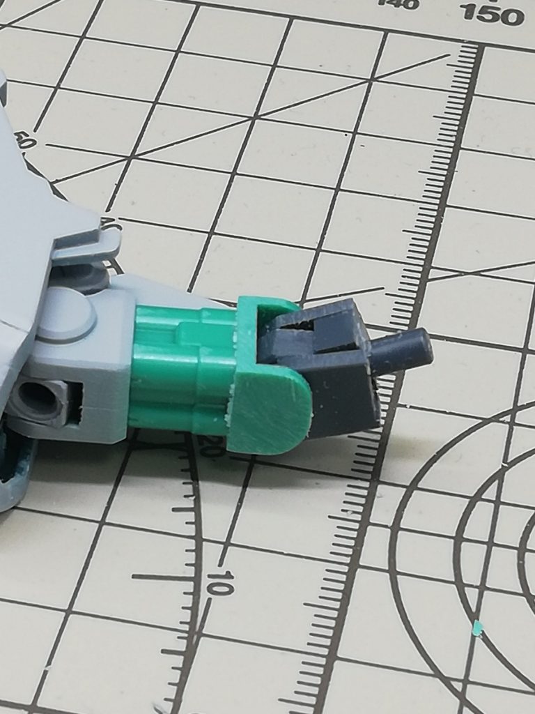 肘関節を一部カットしてガワラ曲げが出来るように。これ効果絶大。