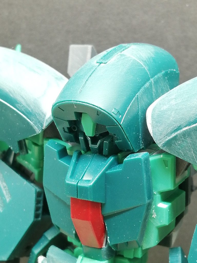 肩装甲の内側を切り詰めて再接着。肩が密着するように。