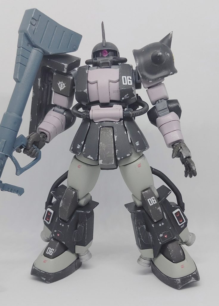 塗装は全て水性アクリルの筆塗りです。トップコートを吹いたら、ミッドナイトブルーとダークアイアンのコントラストが無くなって、ほぼ黒一色になっちゃいました。プロポーション改修は股関節を下に2ミリずらして、それに合わせてフンドシの形を調整したのみで、あとの工作はエッジ処理ぐらいでした。