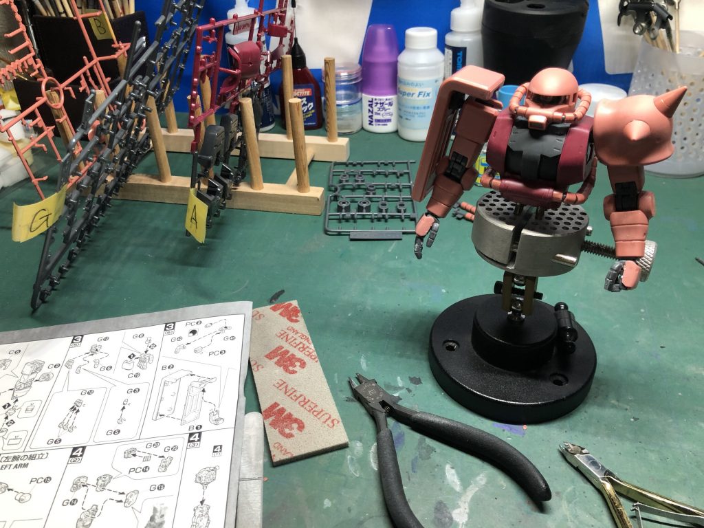 シャアザクなので最初は赤