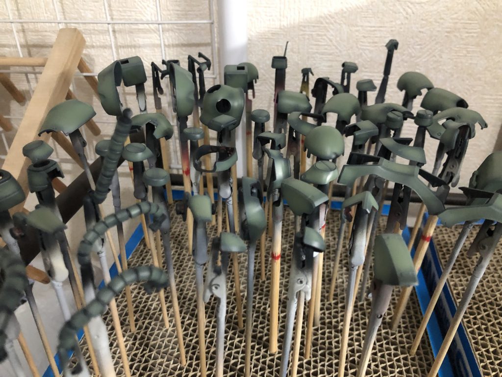 ブラックのサーフェイサーからの立上げ塗装です。