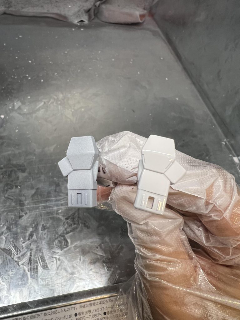 白はガイアのアルティメットホワイトを使ったのですが、これもダマになって出たり全く隠蔽力が無くて苦労しました。最終的に1度目で砂吹きの感じに、2度目で光沢が出るようにしてみましたが墨入れの段階でやはり滲んでしまった。白は塗るのが苦手です。