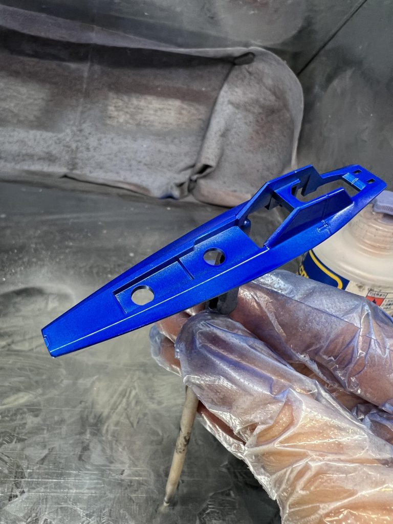 ウルトラマリンブルーは下地が透けたり詰まって希釈率に難儀して垂れたりとさんざんでしたが、色自体はとても綺麗だと思います高いだけある。高圧でべっとりふけると良いグロス塗装が出来た気がする。