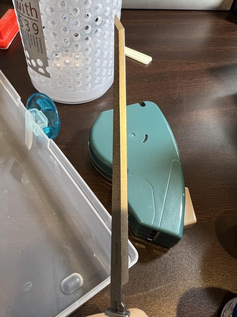 刃の部分の塗り分けが凄く綺麗に出来ました。マスキングしただけですが、直線ならモールドがなくても何となくいける