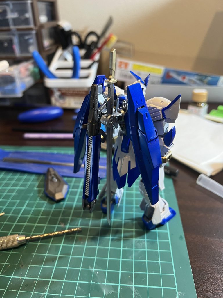 バックショット。ジャンクを使って武器を懸架出来るようにしています。ブースターは元のバックパックに3mm穴を開けてプラ棒を通し、更に目隠し替わりに武器をぶら下げれる物で取り繕ってあります。