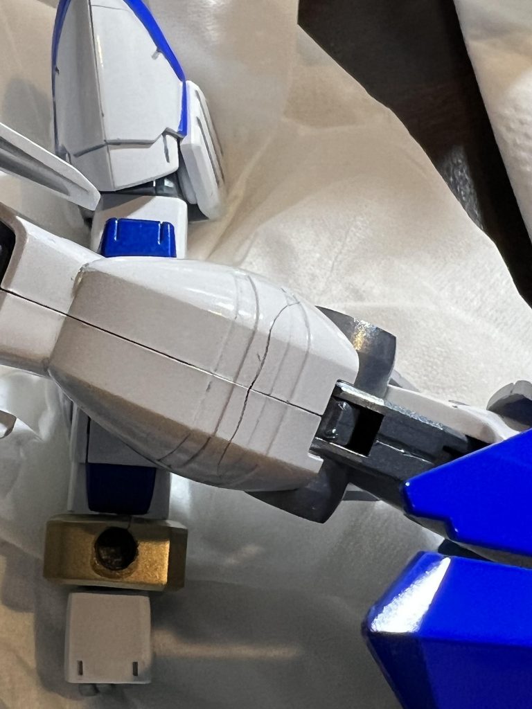 問題のエナメル割れ。ミキシング中に何度も脱着していたので負荷がかかっていたのは判りますが、まさかラッカークリアー吹いた上からでここまで派手に割れるとは思いませんでした。撮影で目立たない所で起こっていたのでまだマシな方ですが、完成直前にこれでガン萎えしてデカール貼りは中止。