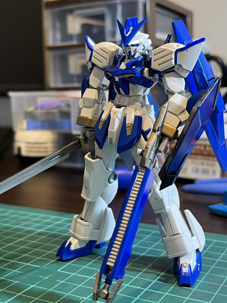 メイン写真がバストアップなので全身。白、金、青と全体的に散りばめられていて元キットのパーツ分割を元に塗り分けてみたのですが程よい配色になったかと思います。