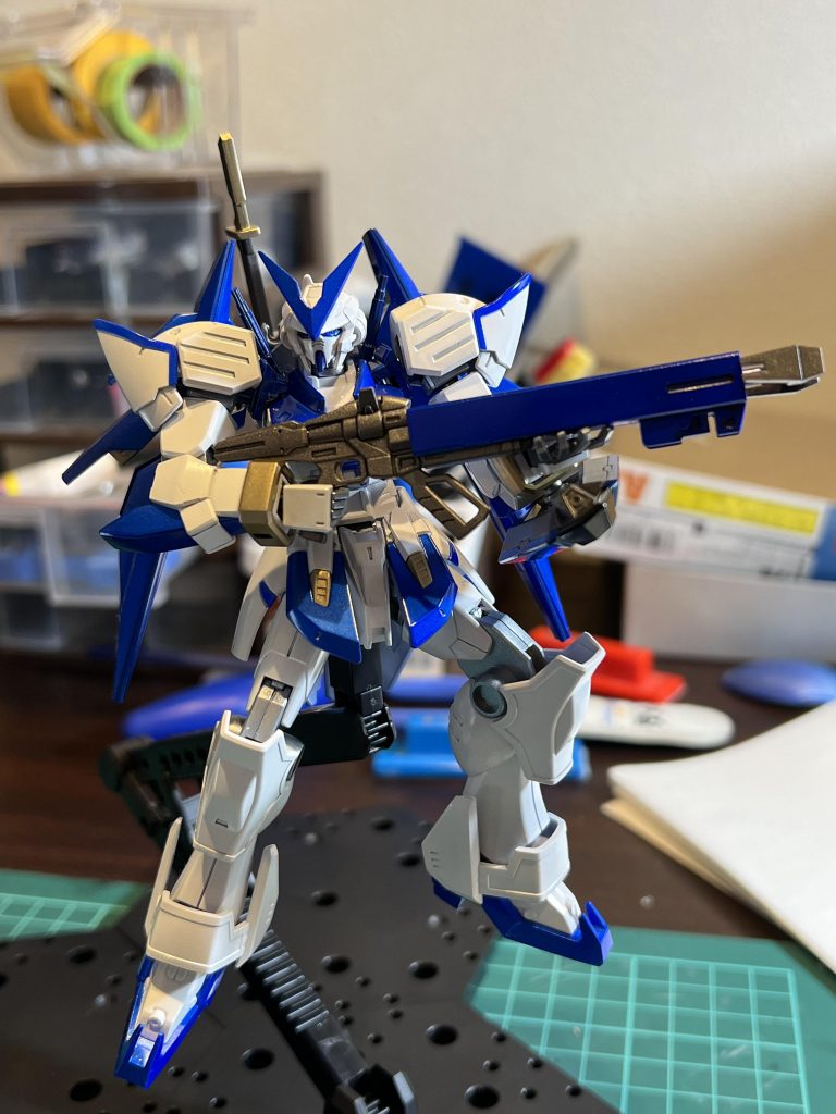 ライフルはアストレイについていたBRを適当に擦り合わせてロングライフルっぽく。塗り分けをしたかったので最後に瞬着で内部を張り付けています。