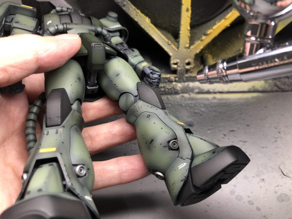 エナメル塗料フラットブラックで汚しています。