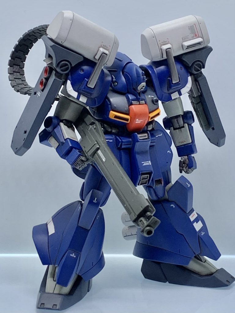 キットのシールにもガンダムデカールにもスネのDとか白ライン無くってツラいですよね。あんまりこういうの得意じゃないですけどもマスキングして塗りました。