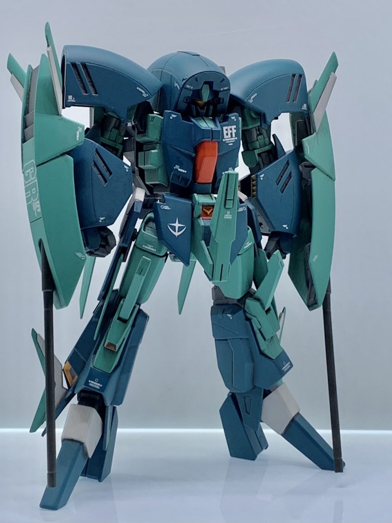 下半身がやや貧弱、上半身がすこしとっちらかってる、けどもパーツの形状自体はとてもよろしいし、関節も変に凝ったりせず作りやすい、ちょっと惜しい感じのキットで、打てば響く感じはとてもよろしい子です。