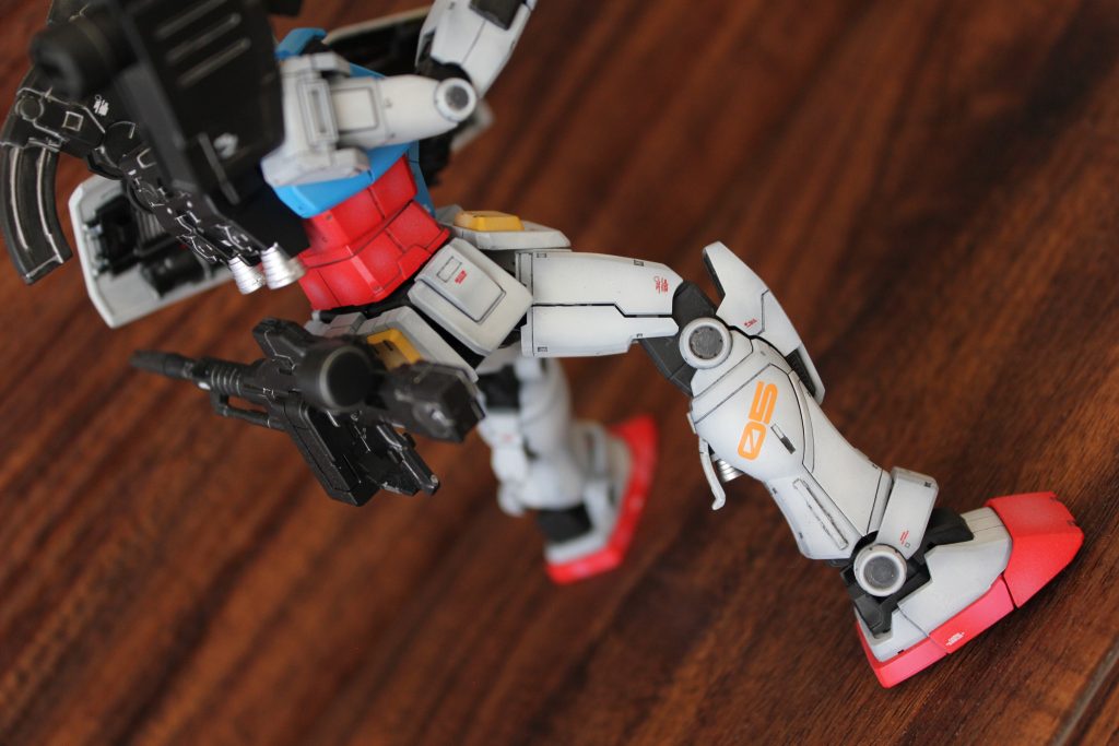 右の足には謎のナンバーリング