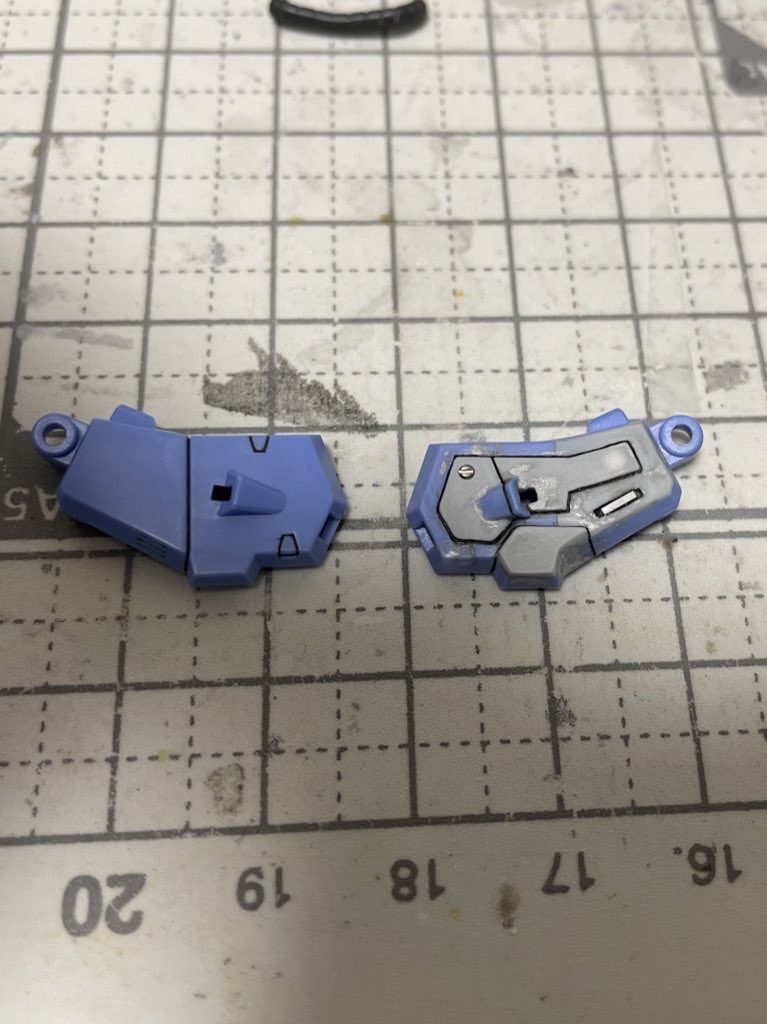 ソードパックの部分。左が作業前、右が作業後。のぺーーーっとしててなんか違うなと思ったので適当にプラ板貼り付けてみましたが、塗装するまでこんなんで平気なんだろうかと不安でした。