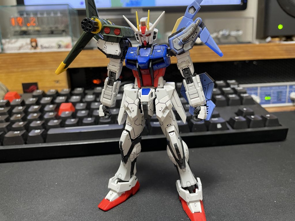 塗装前のストライク本体。全関節ユルユルマンで困る