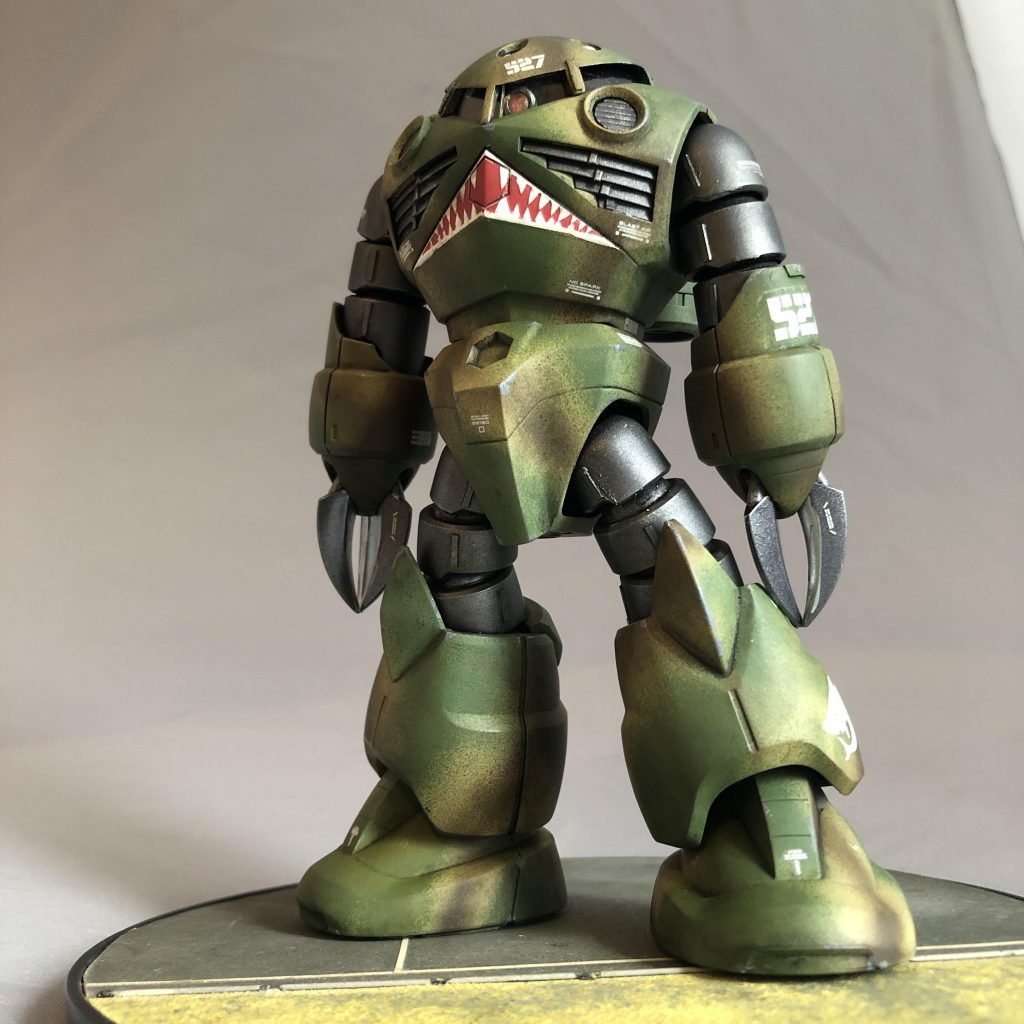 「シャークマウスズゴック」は第1次ガンプラブームの最中1982年刊行の「SFプラモブック　機動戦士ガンダム（講談社）」と言うムック本に掲載された作例が元ネタです。旧キットながら、迷彩塗装にボディ形状を生かしたシャークマウスマーキングが施された偉容は私を含む当時の子供たちを驚愕させました。