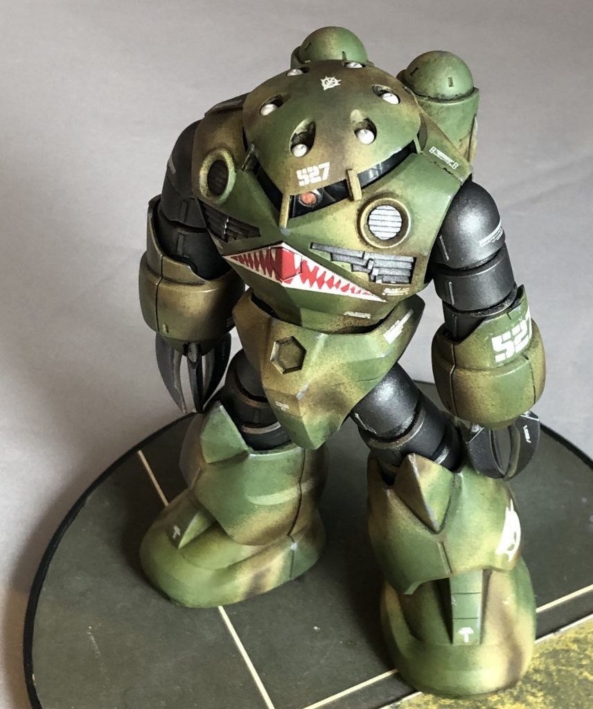 ご存じHGUC量産型ズゴックは23年前のキットながら、プロポーション・可動範囲・価格のバランスがとれた秀作。プロポーション改修はしなくても、ほぼ完璧なのでプラ板によるプチディテールアップと、唯一気になる非可動・シールのみのモノアイの可動化を行いました。モノアイの前面2ブロックのみをくり抜き、内部にボールジョイントにてモノアイ設置、透明塩ビ版にてシールドを入れ込んであります。