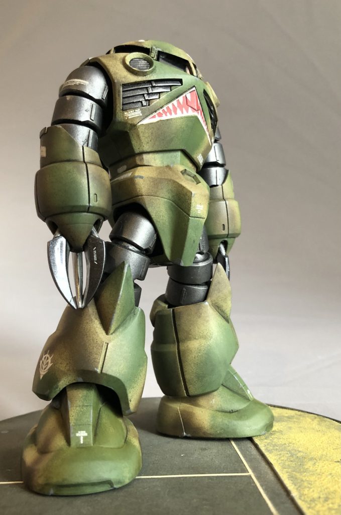 クローはヤスリで削り込んでシャープ化してあります。塗装はクローのみツヤ有仕上げとし、ベースはガンメタル色、内側はガンダムマーカーＥＸのメッキシルバーを塗布し「刃物感」を出してみました。