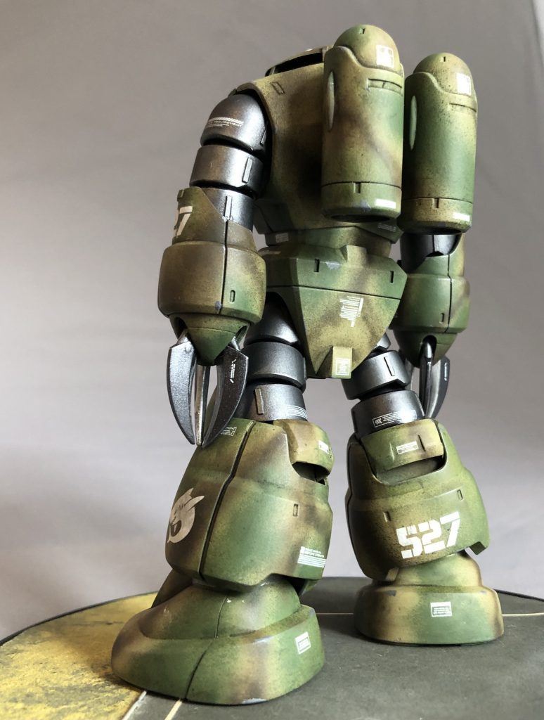 膝下にはシャークマウスと連動し「サメ」のデカールをパーソナルマーク的に貼り込みました。