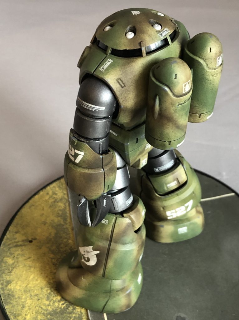 全塗装による迷彩表現は、ベースカラーをダークイエローにて塗装、ガンダムマーカーエアブラシシステムでダークグリーンとブラウングリーンを重ね吹きしております。ベロウズ・リム部はガンメタル色で塗装。装甲裏はジャーマングレーを筆塗りしました。