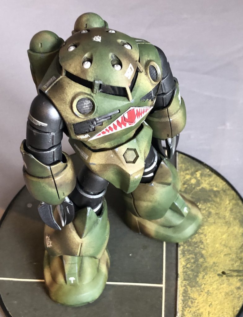 シャークマウス部分は牙の形に切り出したマスキングテープにて塗り分けました。