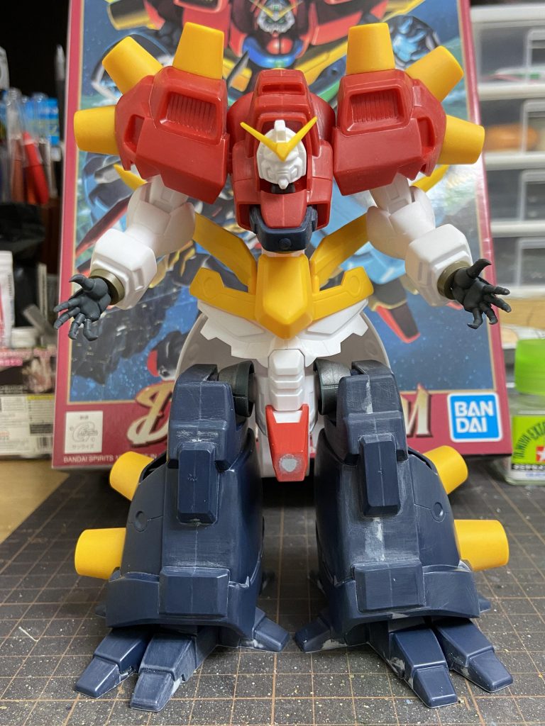 ほとんどのパーツがモナカ割り、もしくはスカスカなので、形を整えるのが大変でした。手はHGサーバインのハンドパーツ使用。